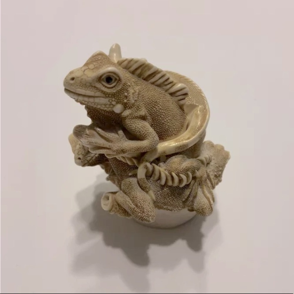 Harmony Kingdom Leatherneck's Lounge Trinket 2000 Figurine Lizards Reptiles